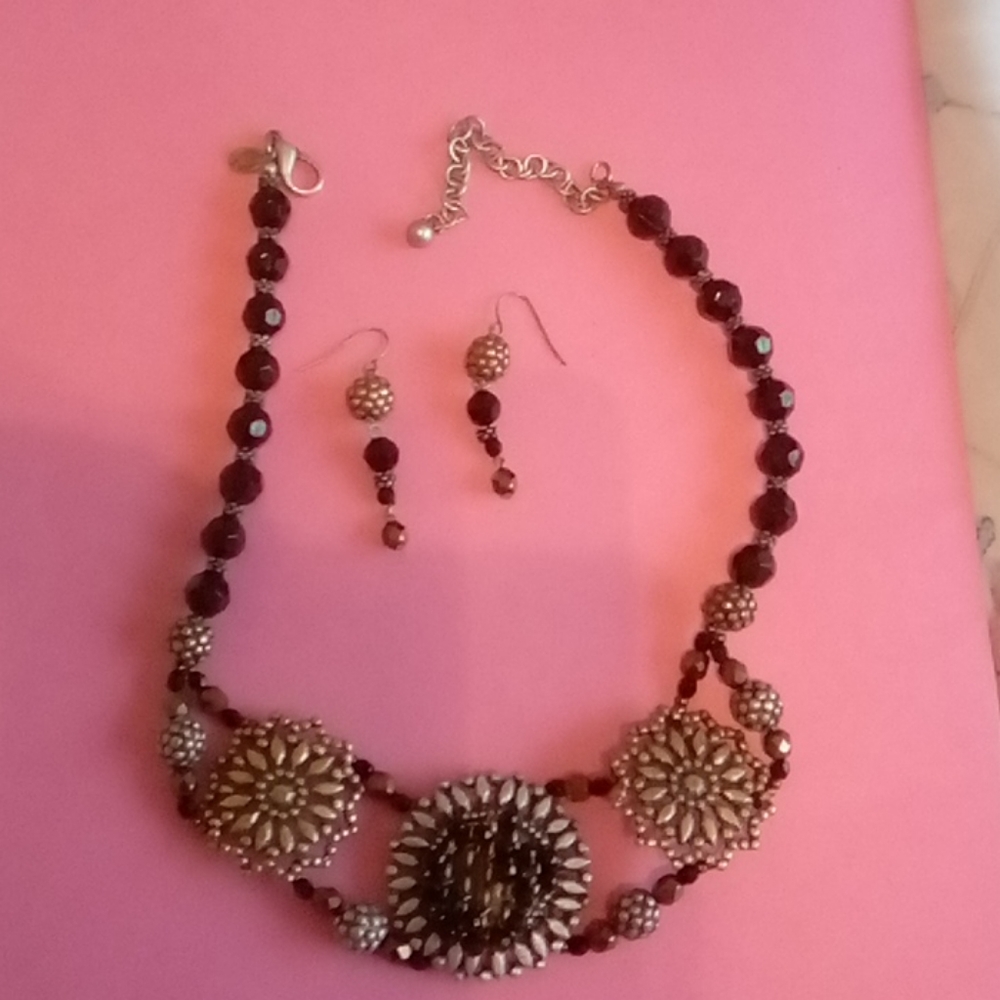 Black and gold floral necklace with earrings.